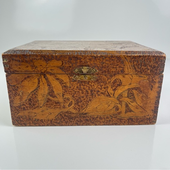 Wooden Box with Leaf Design - Picture 3 of 10